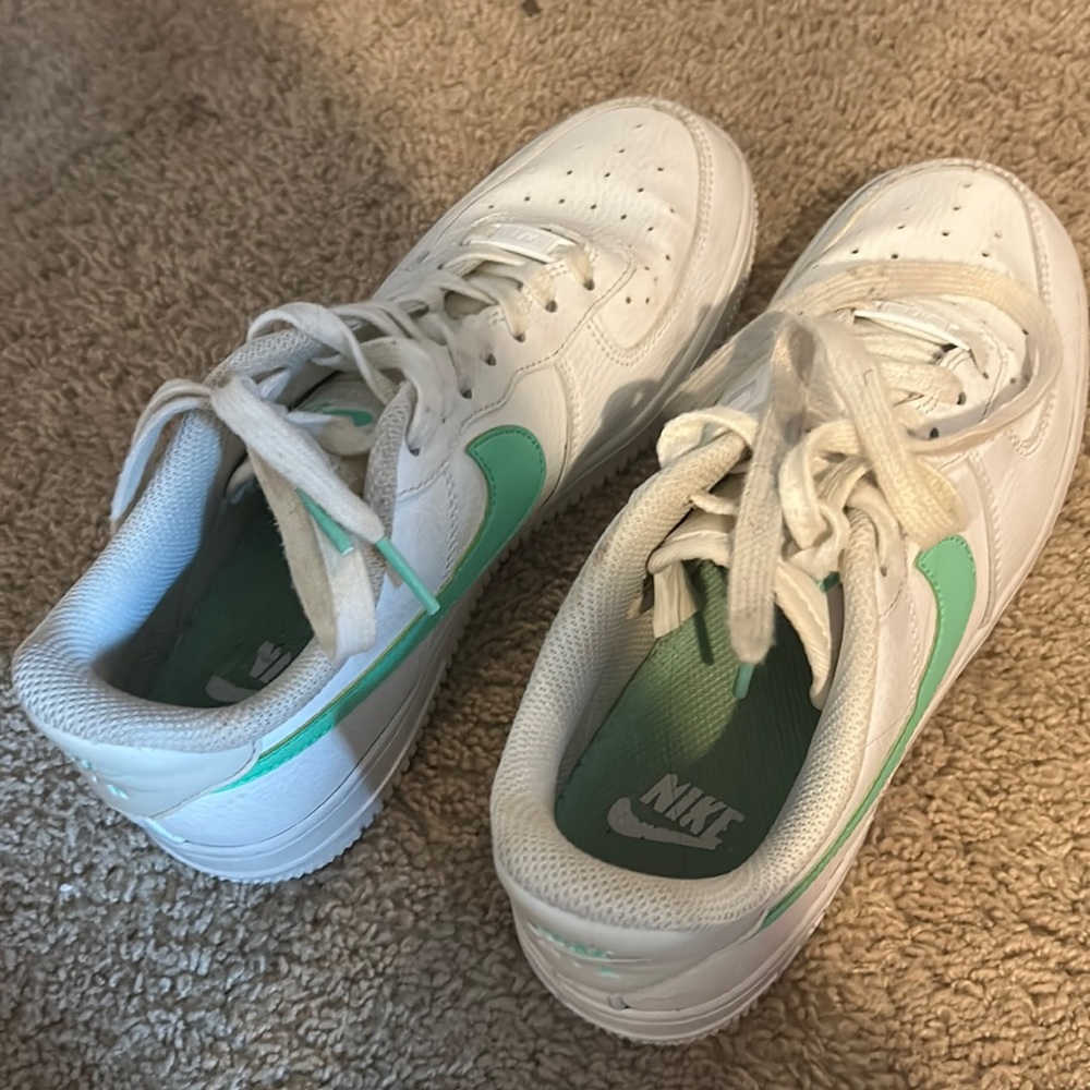 LIKE NEW AIR FORCE ONE WITH GREEN DETAIL